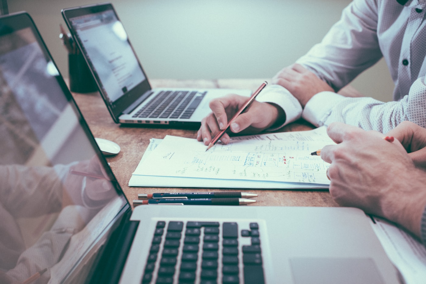 Analiza danych i decyzji inwestycyjnych nad aktywem